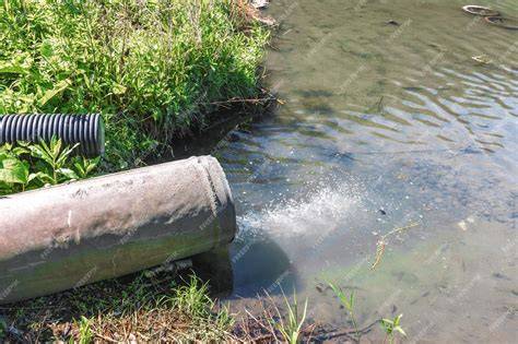 Contaminación de río por aguas residuales domésticas