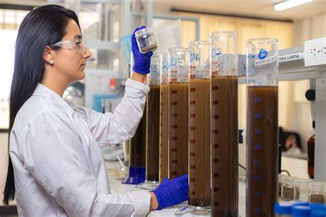 Investigadora en laboratorio de análisis de suelos