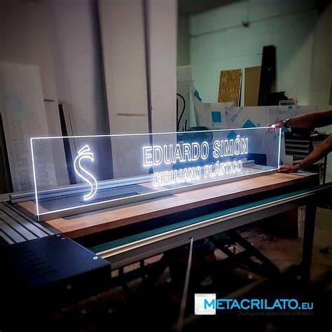 Rótulo de metacrilato con luz filtrante