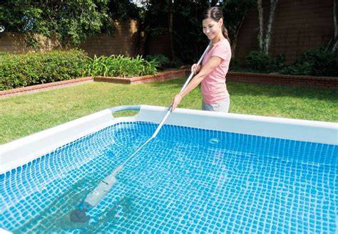limpiafondos manual en piscina desmontable