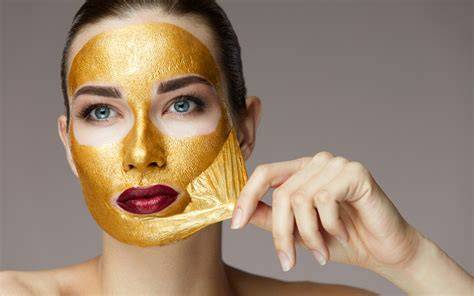 Cleopatra aplicando mascarilla de oro