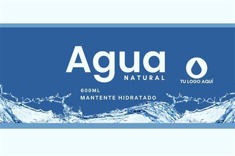 Botella de agua mineral con etiqueta
