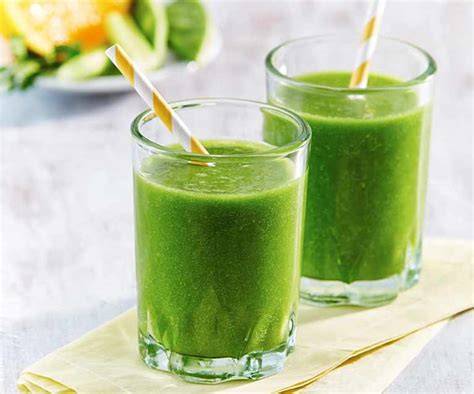 Preparación de licuado verde con frutas