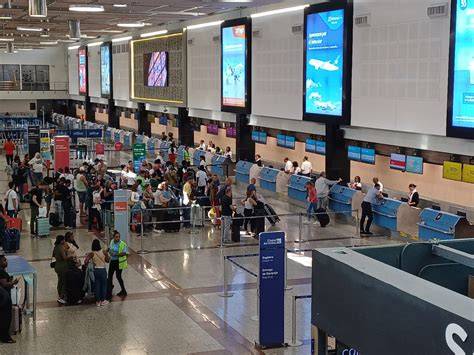 Pasajeros sin mascarilla en aeropuerto neozelandés
