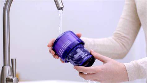 lavado de filtro Dyson con agua tibia