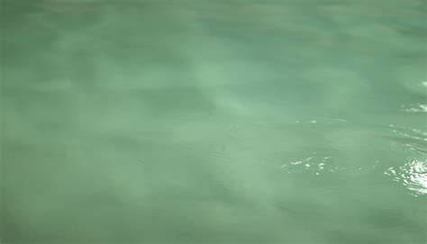 Agua turbia y agua clara de piscina